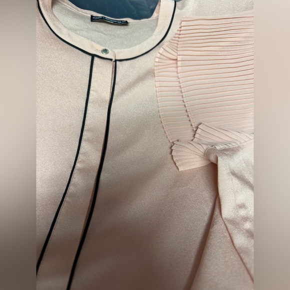 NWOT Karl Lagerfeld - Gorgeous short cap sleeve top. Silky fluttered sleeves. - Picture 8 of 10